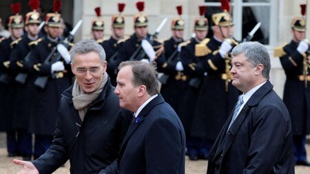 Ukrainian President Petro Poroshenko, NATO Secretary General Jens Stoltenberg and Sweden''s Prime Minister Stefan Lofven arrive