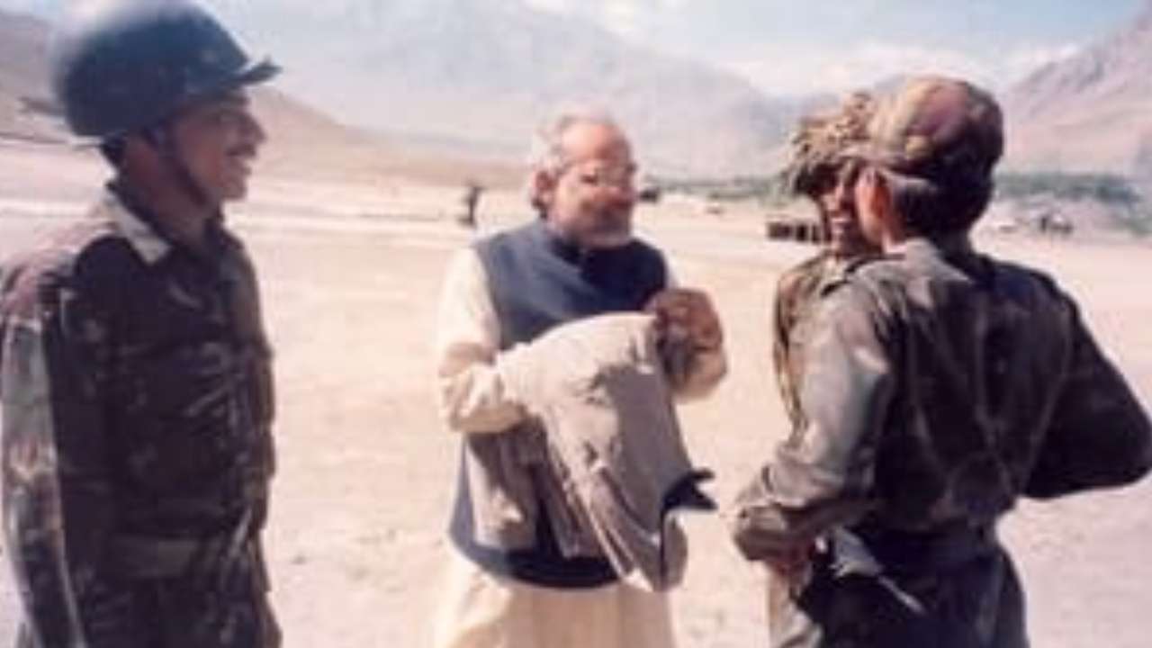 PM Modi in 1999 - Solidarity with the soldiers during Kargil War