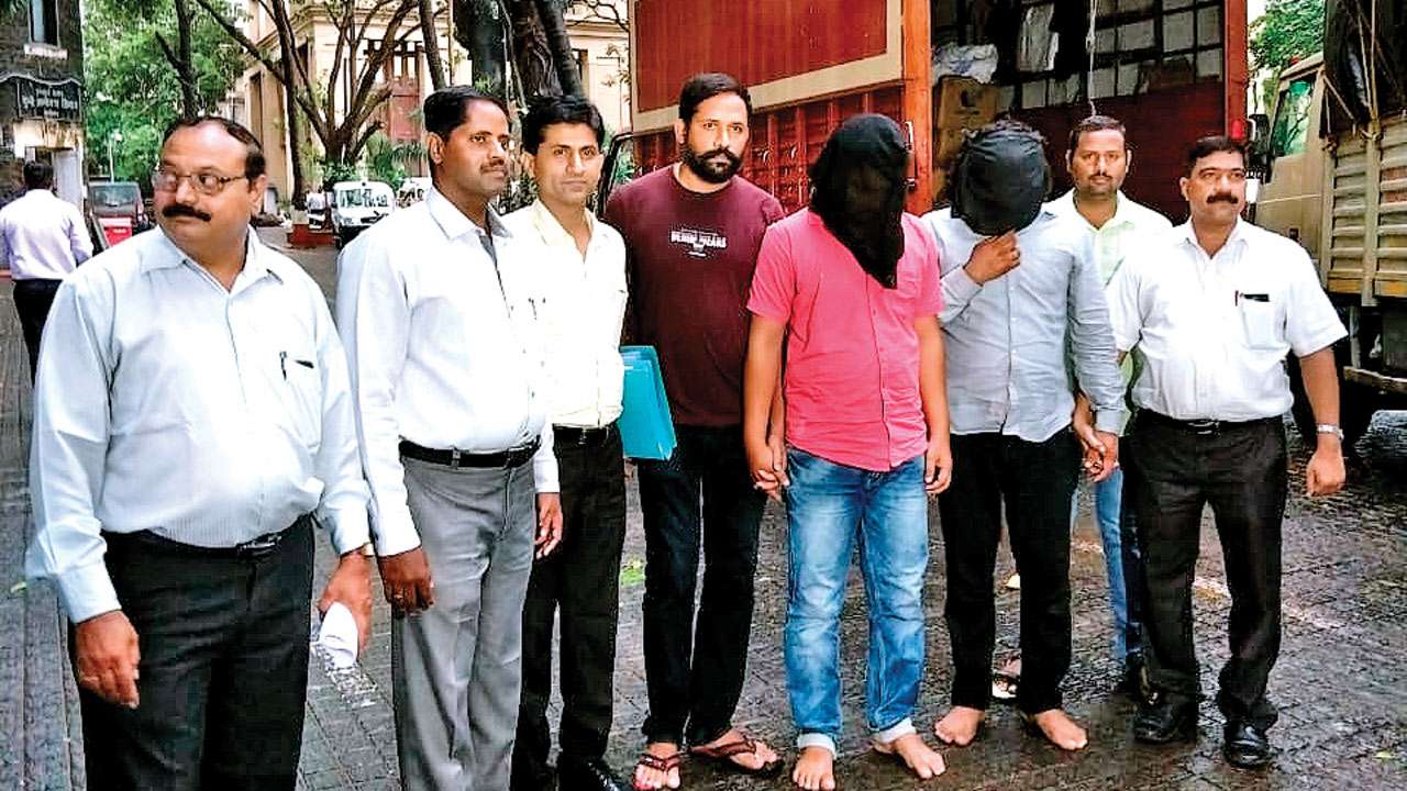 Property Cell of Mumbai Crime Branch arrest two for cheating 17 finance ...