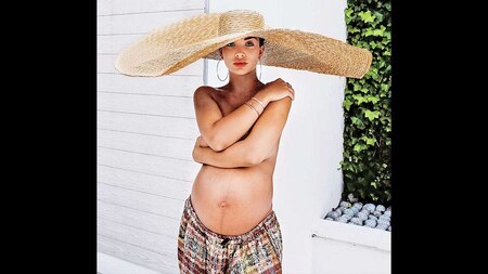 Pregnant Amy Jackson posts stuning topless pic