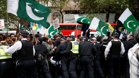 Police trying to bring Pakistani protesters under control