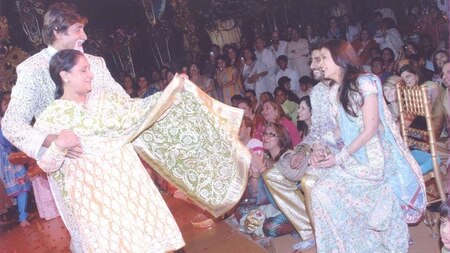 Amitabh Bachchan and Jaya Bachchan performing during the Sangeet night