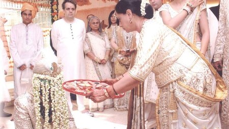 Jaya Bachchan performing motherly duties