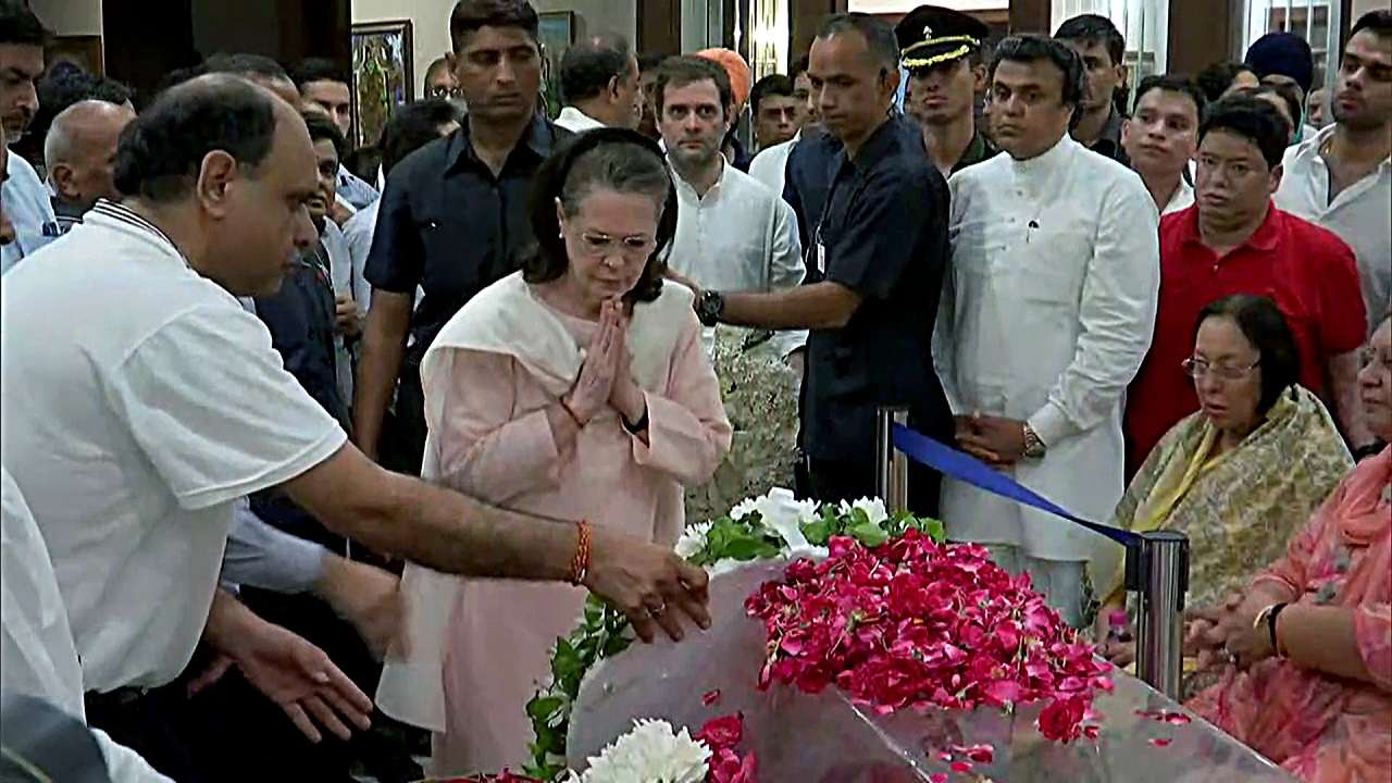 Sonia Gandhi consoles family members of former finance minister Arun Jaitley