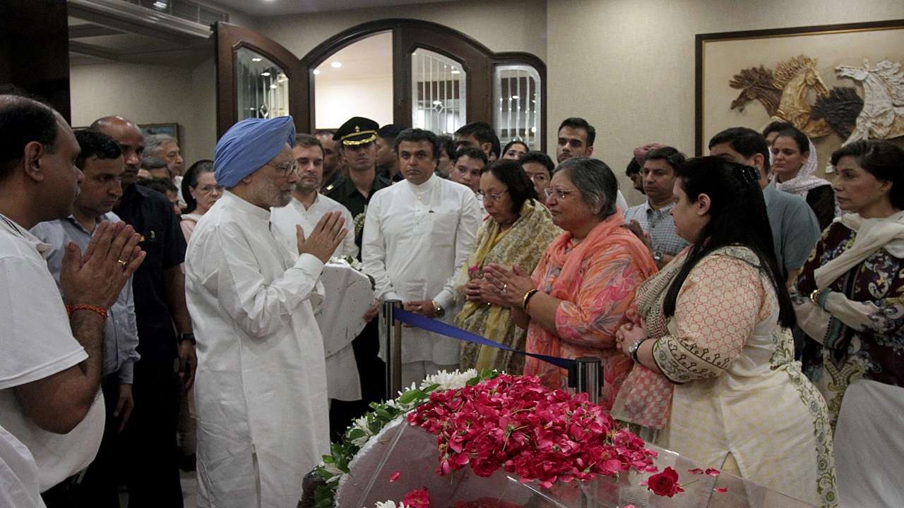 Former prime minister Manmohan Singh consoles family members of Arun Jaitley