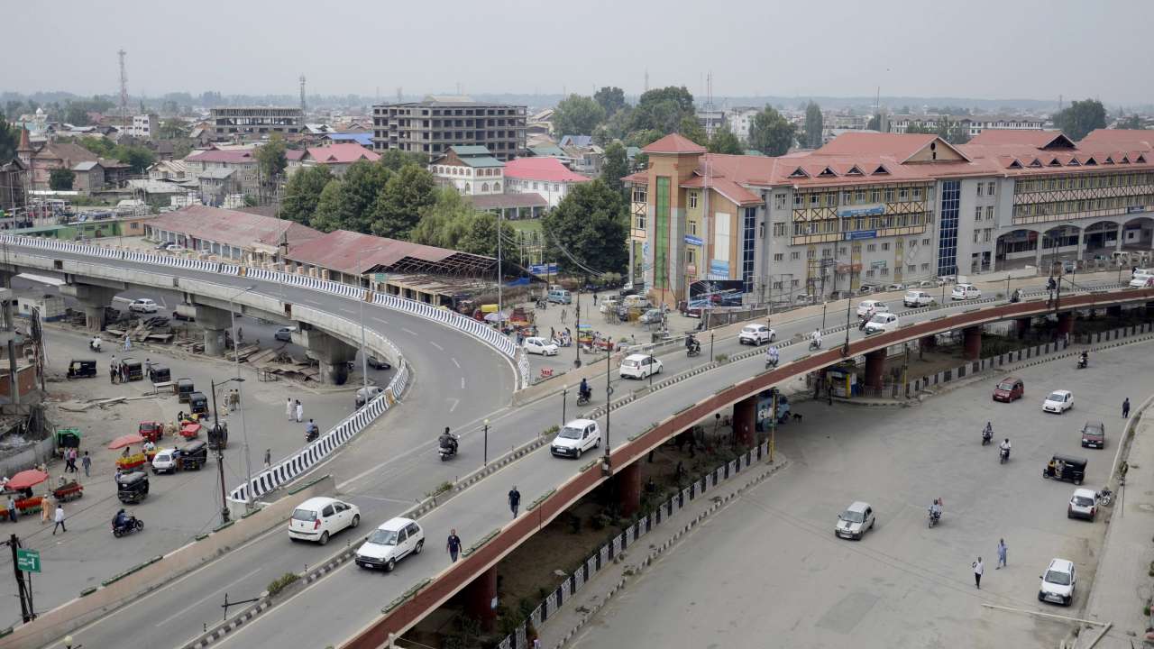 Jandk Police Officer Lashes Out At Bbc Urdu For Justifying Truck Drivers