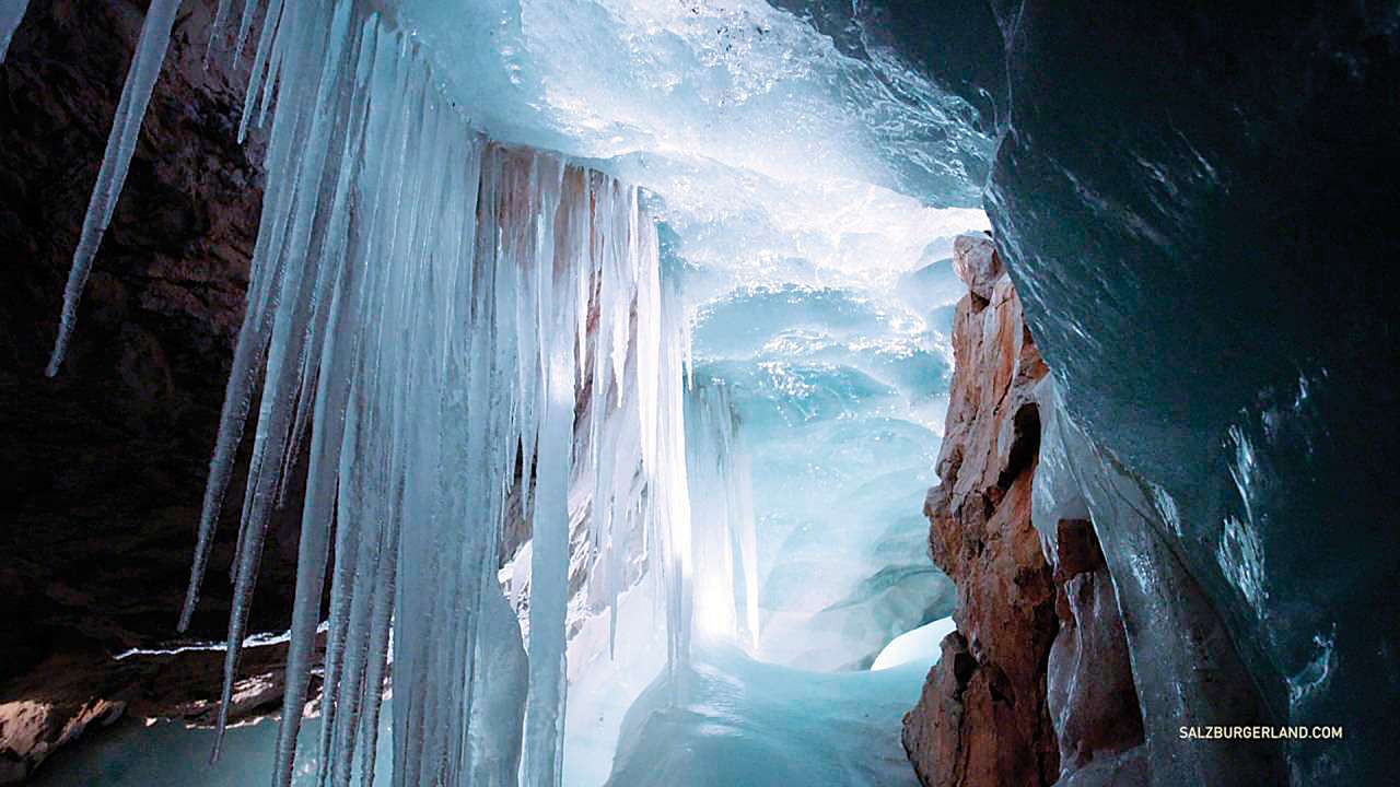 EISRIESENWELT ICE CAVE, Austria