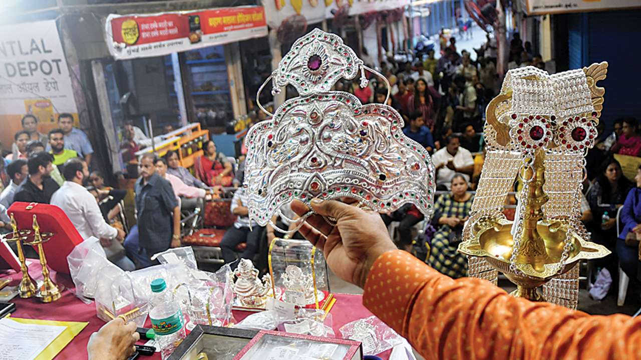 Gold and silver ornaments auction