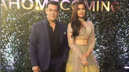 Bollywood's 'Bajrangi Bhaijaan' Salman Khan reached late at event