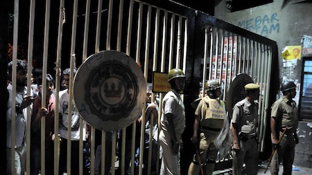 Police personnel guard Jadavpur Univeristy gate amid protest against Union Minister by left-wing students