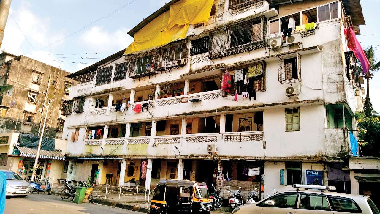 Malad building gets vacation notice, water, electricity cut warning