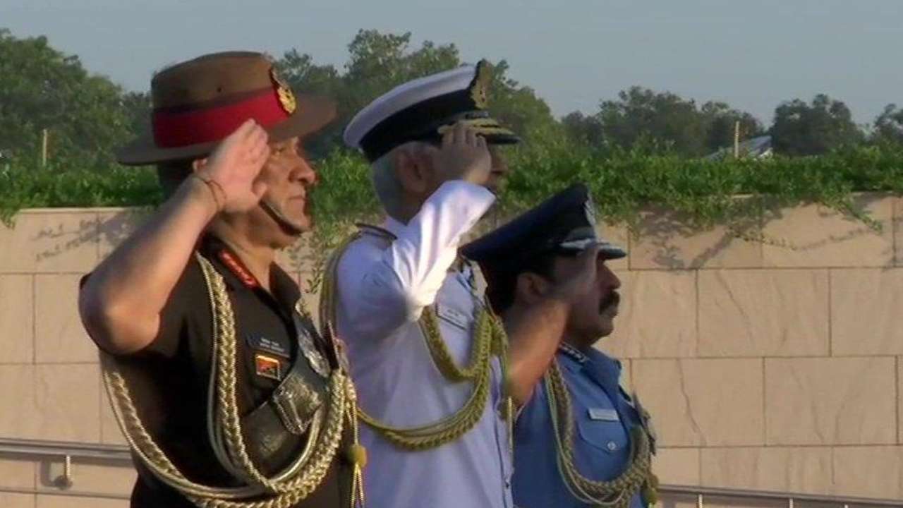 Service Chiefs pay tributes at National War Memorial