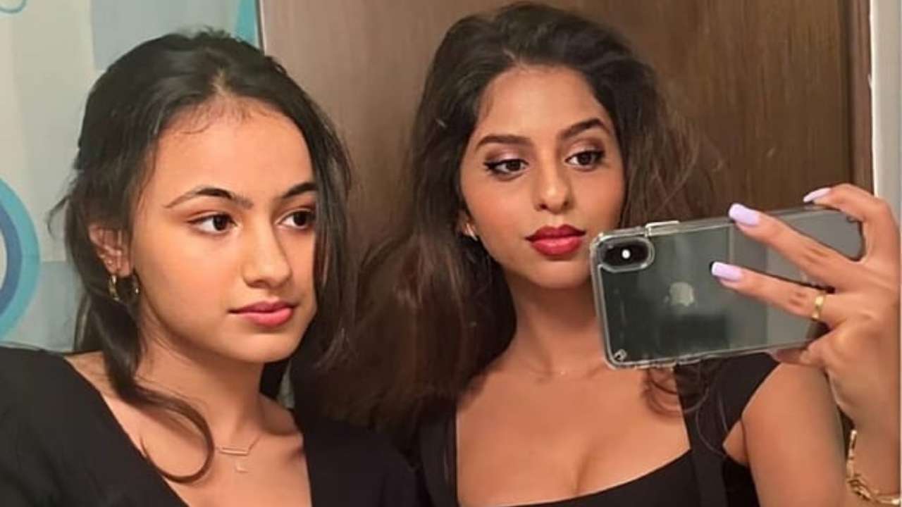 Suhana Khan stops to take selfies with fans. Fans say 'she looks