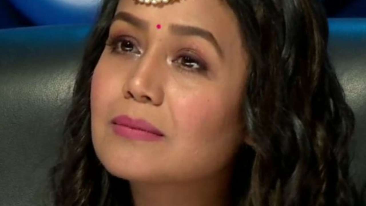 1280px x 720px - Viral Video: Fan kisses Neha Kakkar FORCIBLY on 'Indian Idol' sets