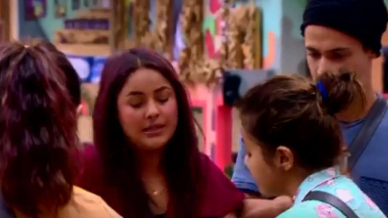 Bigg Boss 13 October 24 2019 Written Update Shefali Bagga packs her bags and demands to leave house