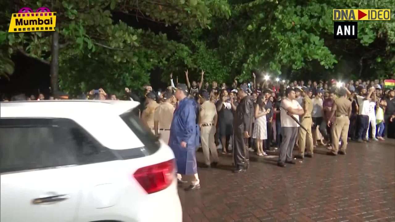 Despite rains, fans gather outside ‘Mannat’ to celebrate Shah Rukh Khan ...