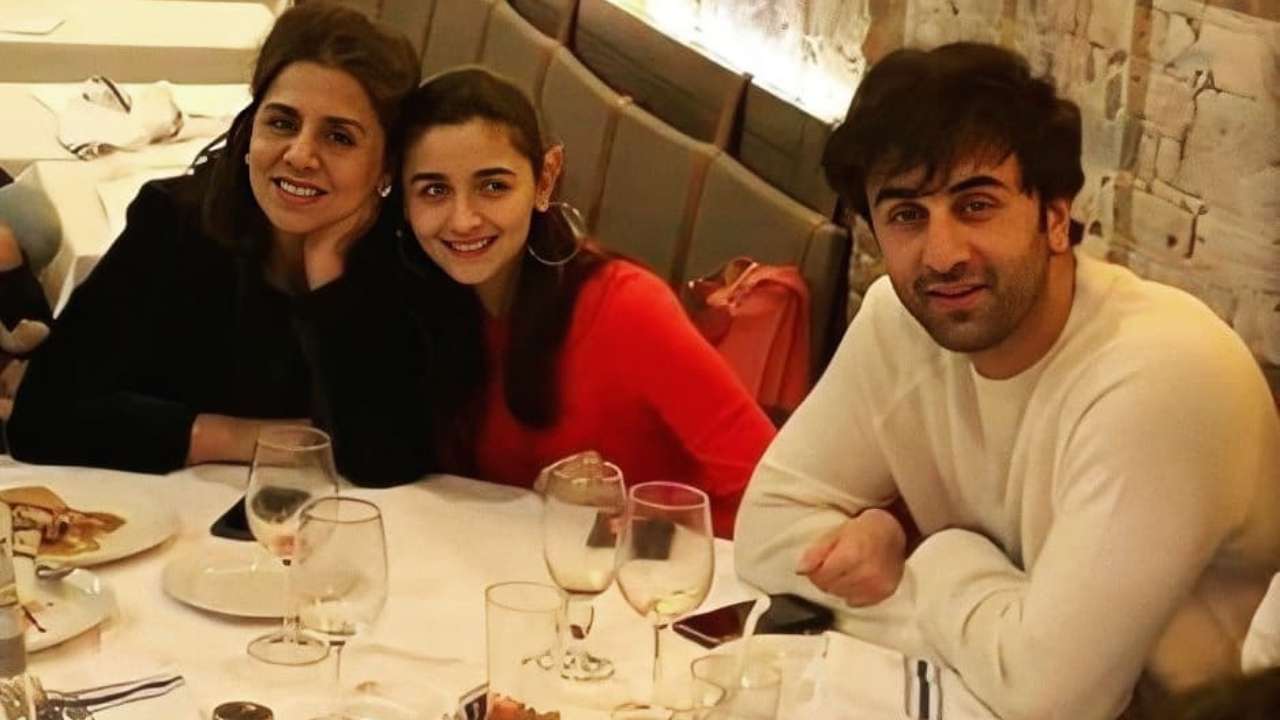 VIRAL PHOTO: Alia Bhatt dines with Ranbir Kapoor and Neetu Kapoor before  heading to Los Angeles