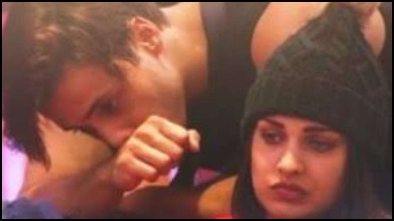 Himanshi Khurana Sex Hd - Bigg Boss 13: Himanshi Khurana and Asim Riaz shower each other with kisses