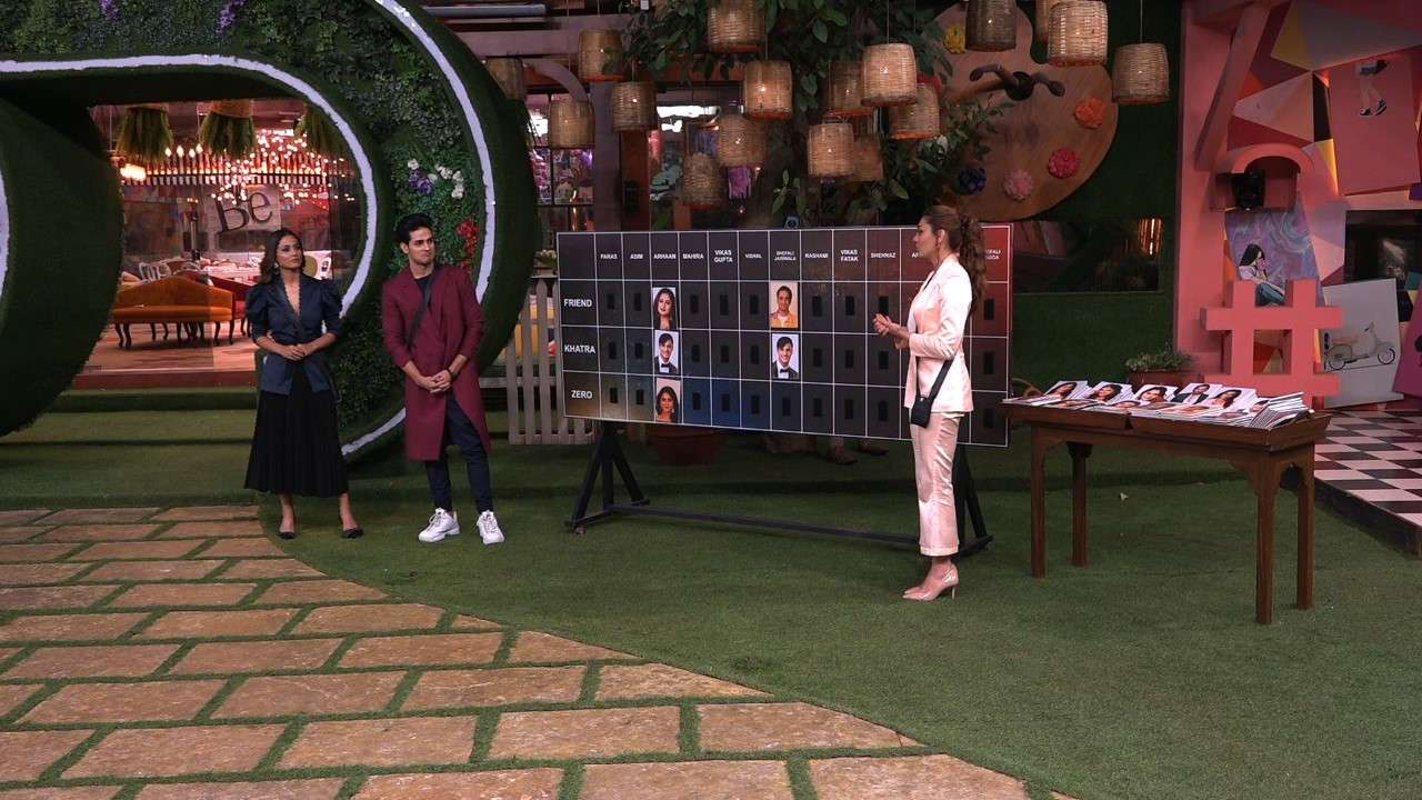 Priyankk Sharma and Hina Khan in the house