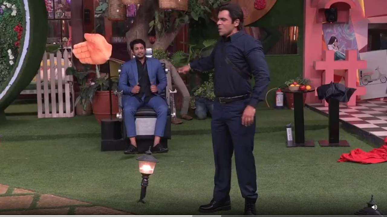 Sunil perfectly imitates the superstar and entertains the housemates