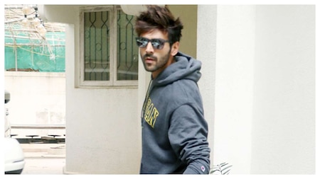 Kartik Aaryan happily posing for the shutterbugs