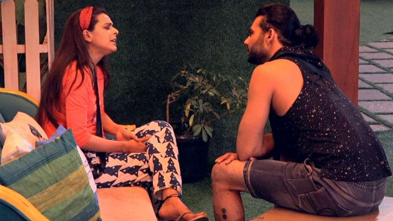 Bigg Boss 13 Madhurima Once Again Hits Vishal Aditya Singh After Latter Throws Water On Her Will They Be Eliminated