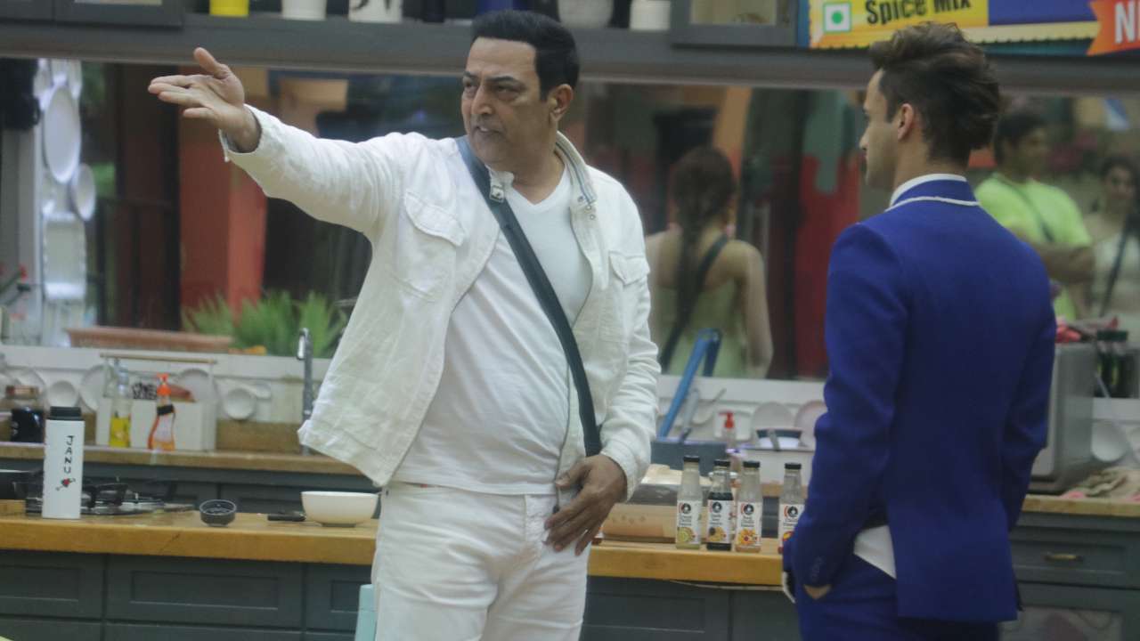 Vindu Dara Singh intră în casă și îl sfătuiește pe Rashami Desai să se întoarcă în joc Vindu Dara Singh enters the house and advises Rashami Desai to get back in the game