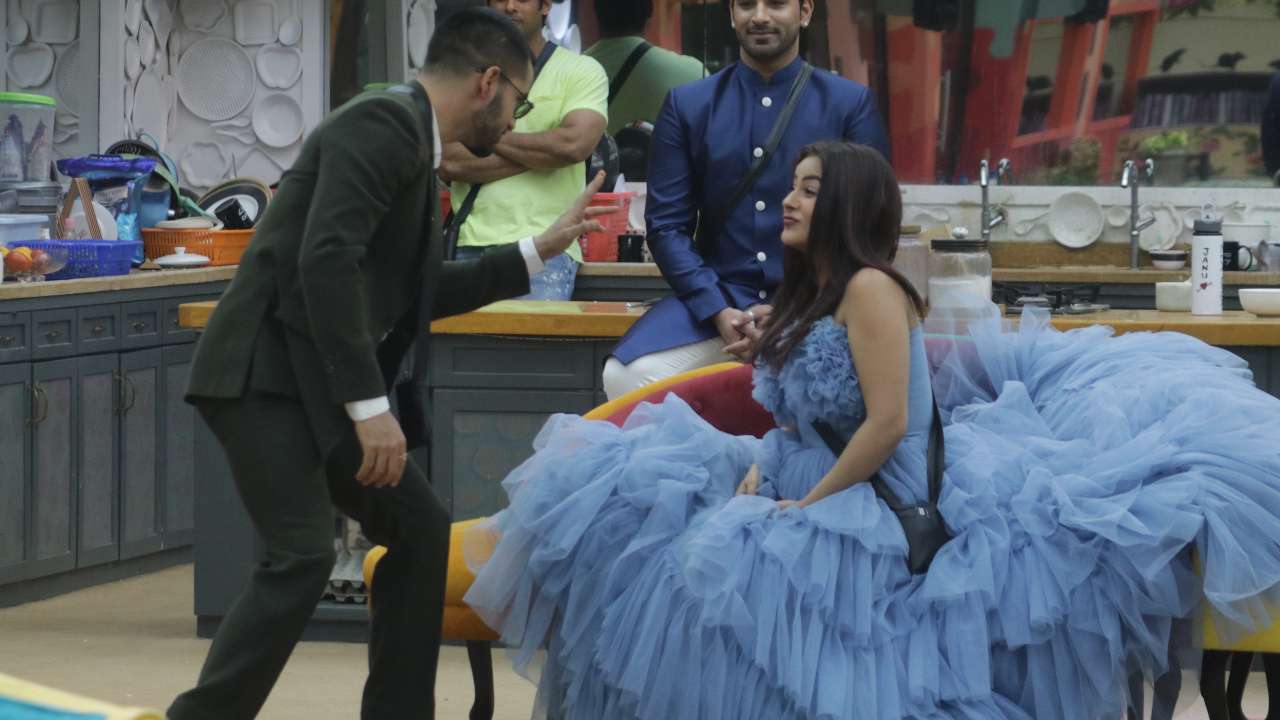 Salman Khan se confruntă cu Vishal Aditya Singh și Madhurima Tuli pentru comportamentul lor Salman Khan confront Vishal Aditya Singh and Madhurima Tuli on their behaviour