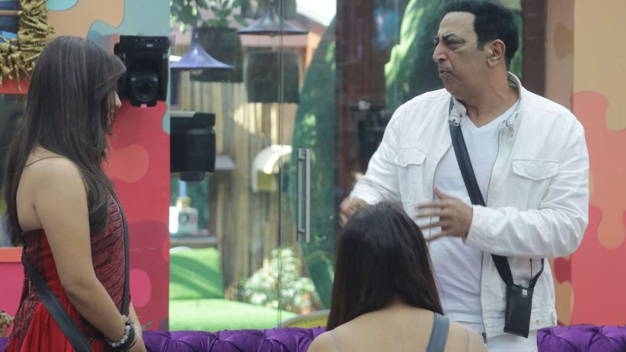 Salman îl întreabă pe Paras Chhabra în relația cu Mahira Sharma Salman questions Paras Chhabra on his relationship with Mahira Sharma