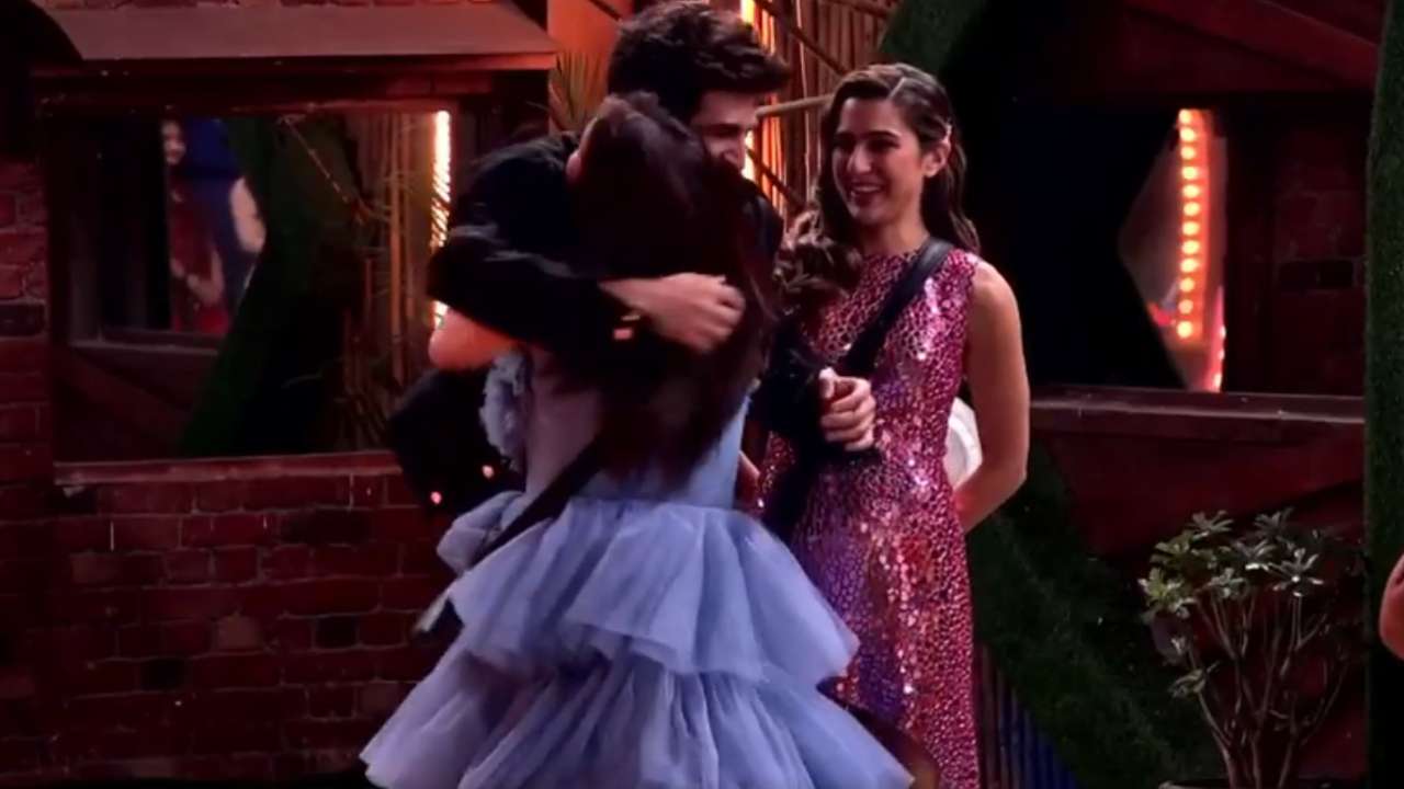 Shehnaz Gill îl îmbrățișează tare pe Kartik Aaryan după ce l-a văzut Shehnaz Gill hugs Kartik Aaryan tightly on seeing him