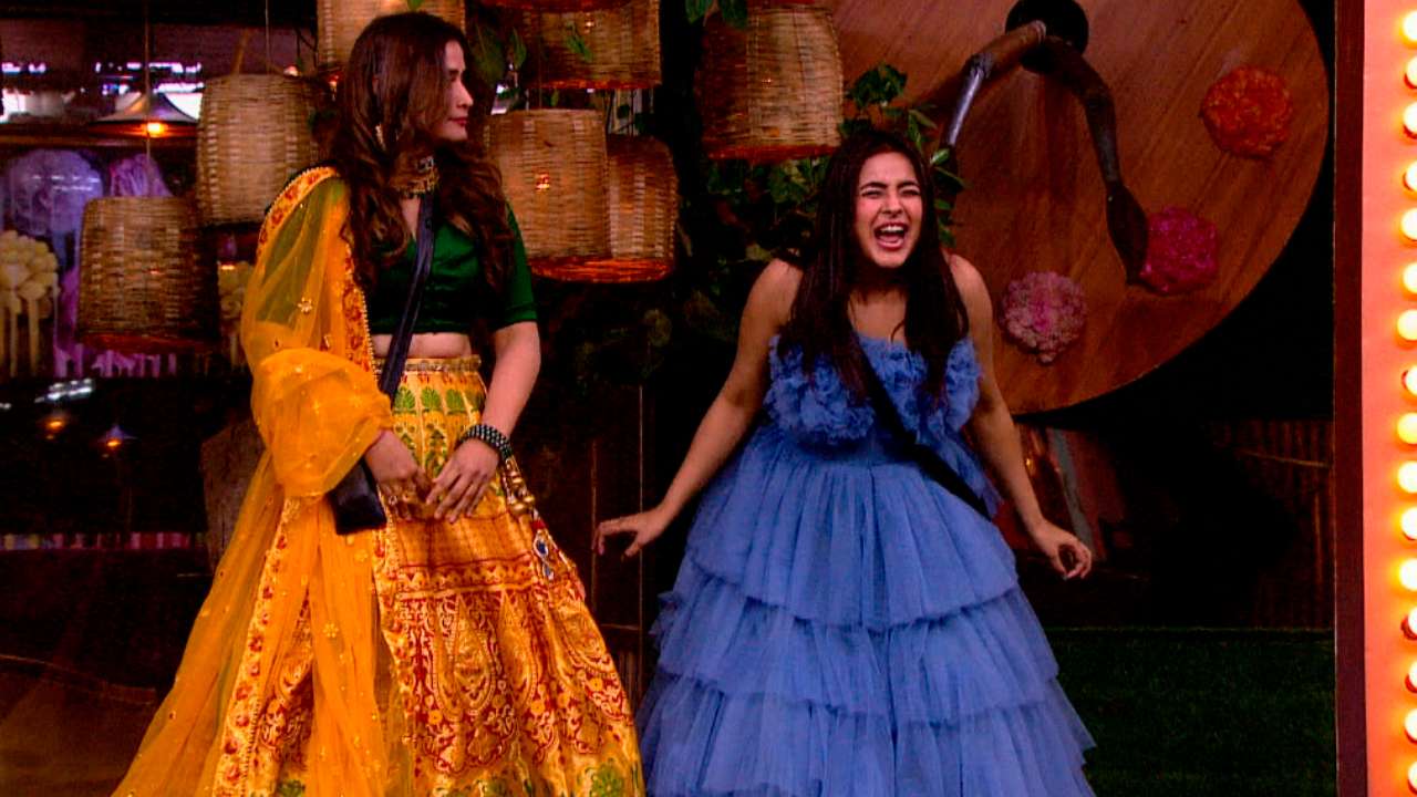 Sara Ali Khan acordă sarcini lui Sidharth Shukla-Asim Riaz și Arti Singh-Shehnaz Gill Sara Ali Khan gives tasks to Sidharth Shukla-Asim Riaz and Arti Singh-Shehnaz Gill