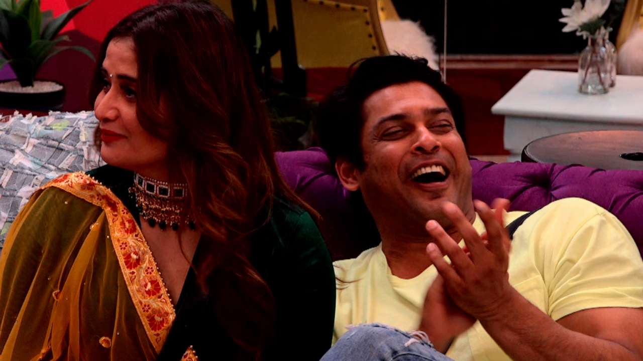 Sidharth îl ia pe Shehnaz Sidharth takes Shehnaz