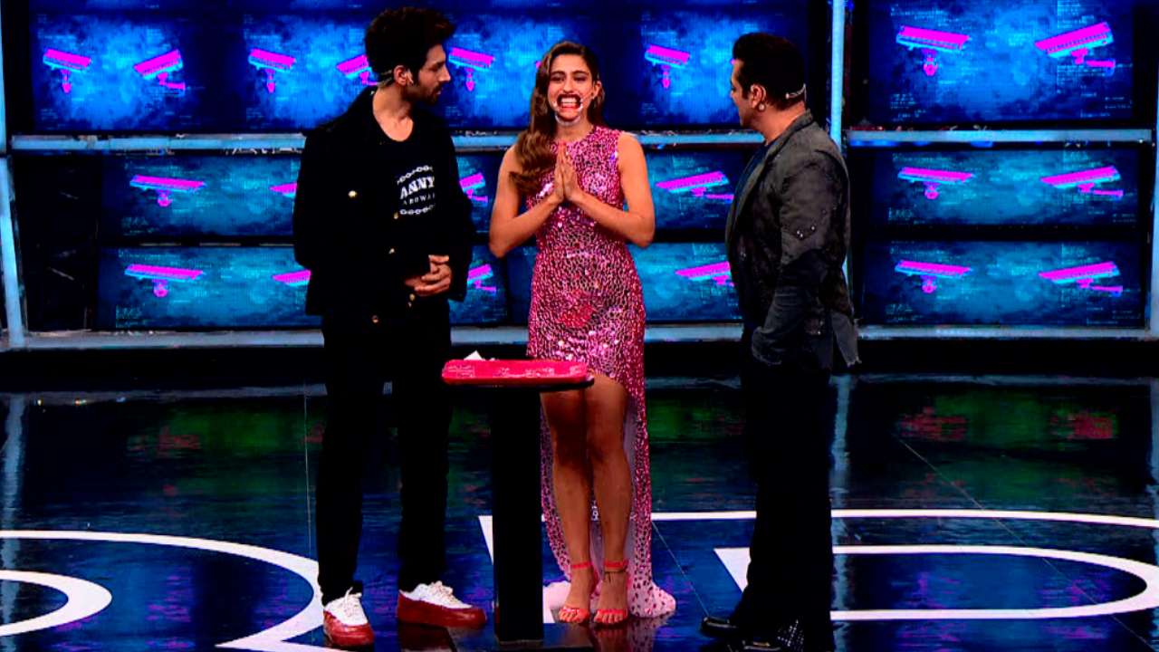 Salman și Kartik-Sara poartă proteze false pentru un joc distractiv Salman and Kartik-Sara wear fake dentures for a fun game