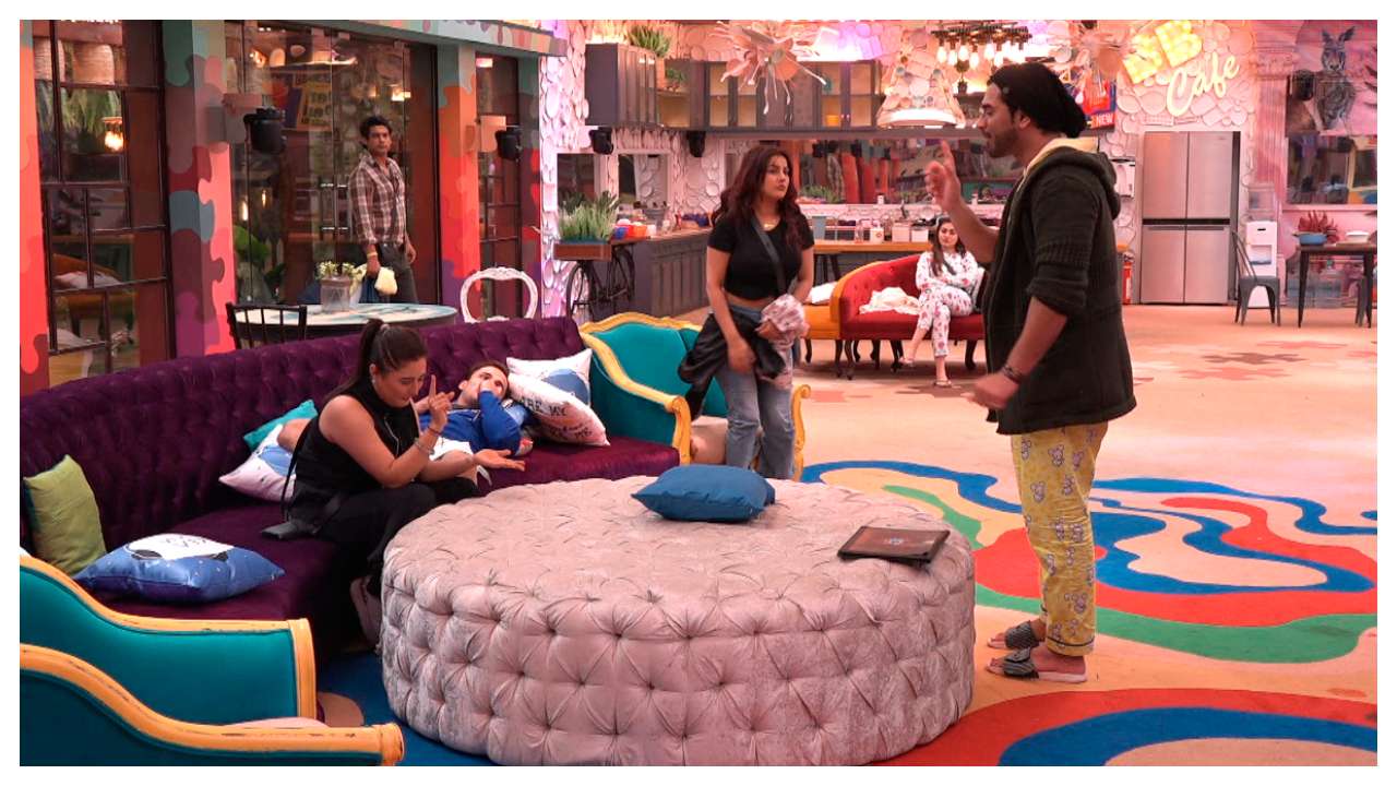 Bigg Boss anunță o sarcină de nominalizare, colegii de casă iau parte Bigg Boss announces nomination task, housemates take sides