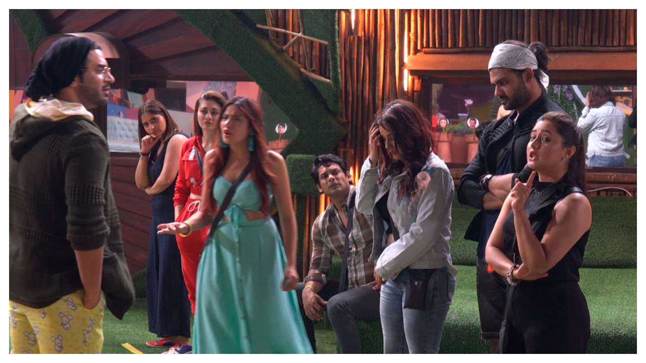 Shehnaaz se supără la Sidharth Shehnaaz gets upset at Sidharth