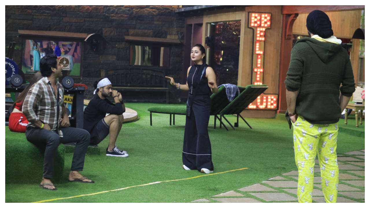 Rashami și Mahira intră în situații verbale peste sarcinile de cină Rashami and Mahira get into verbal spat over dinner duties