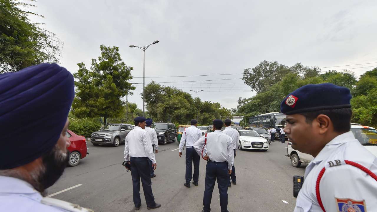 UP traffic police to get back Mayawati-era uniforms with blue trousers,  white shirt - The Statesman