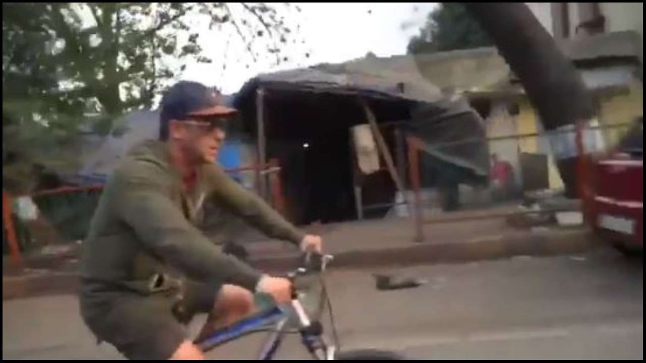 Salman Khan le urează fanilor Ziua Republicii plimbându-se cu bicicleta în planurile Mumbai Salman Khan wishes fans Republic Day by riding cycle in bylanes of Mumbai