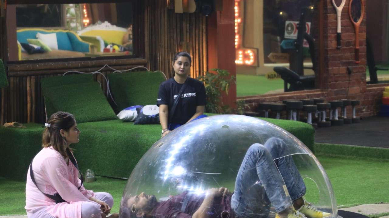 'Bigg Boss 13' January 27, 2020, Written Update: Shehnaz Gill hugs and