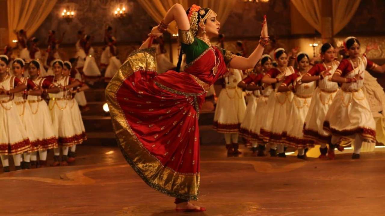 Thalaivi' new still: Kangana Ranaut as Jayalalithaa aces Indian classical  dance pose