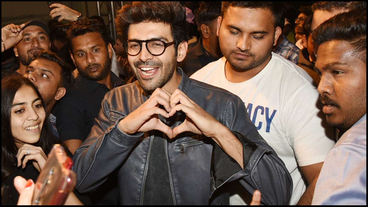 Kartik Aaryan mobbed