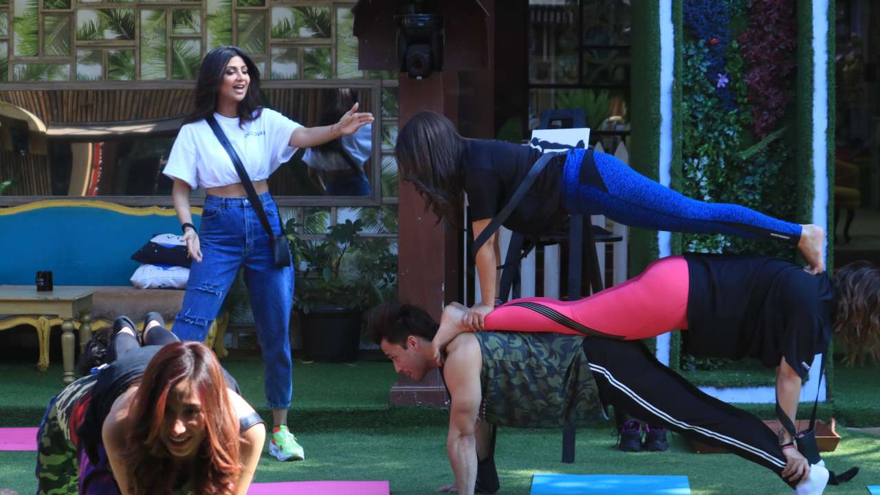 Shilpa Shetty does couple yoga