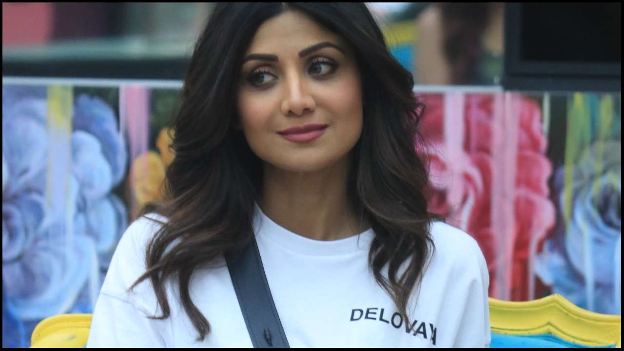 Shilpa gifts contestants