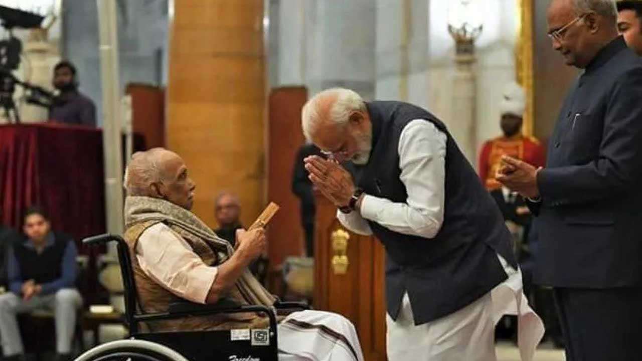 File Photo: PM Narendra Modi taking blessings from veteran leader P Parameswaran