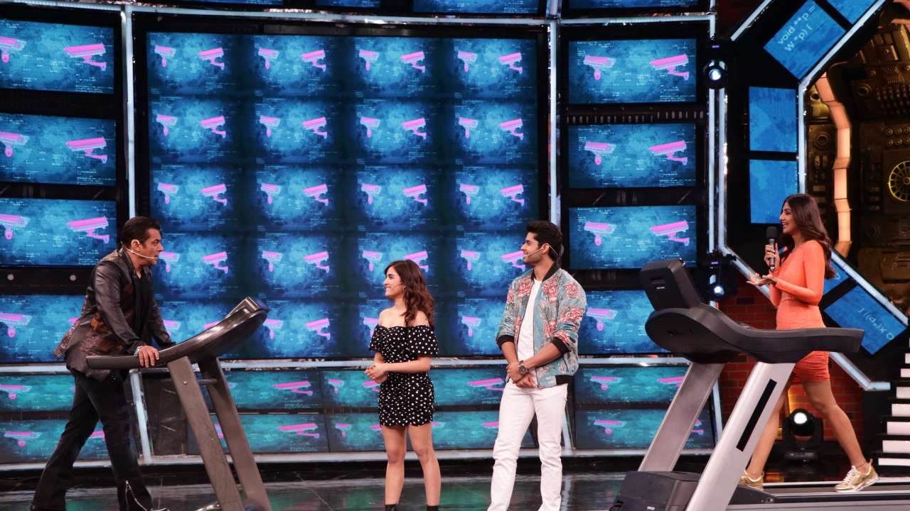Salman goes shirtless