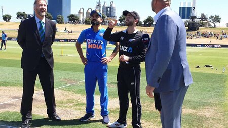 New Zealand win the toss and opt to field