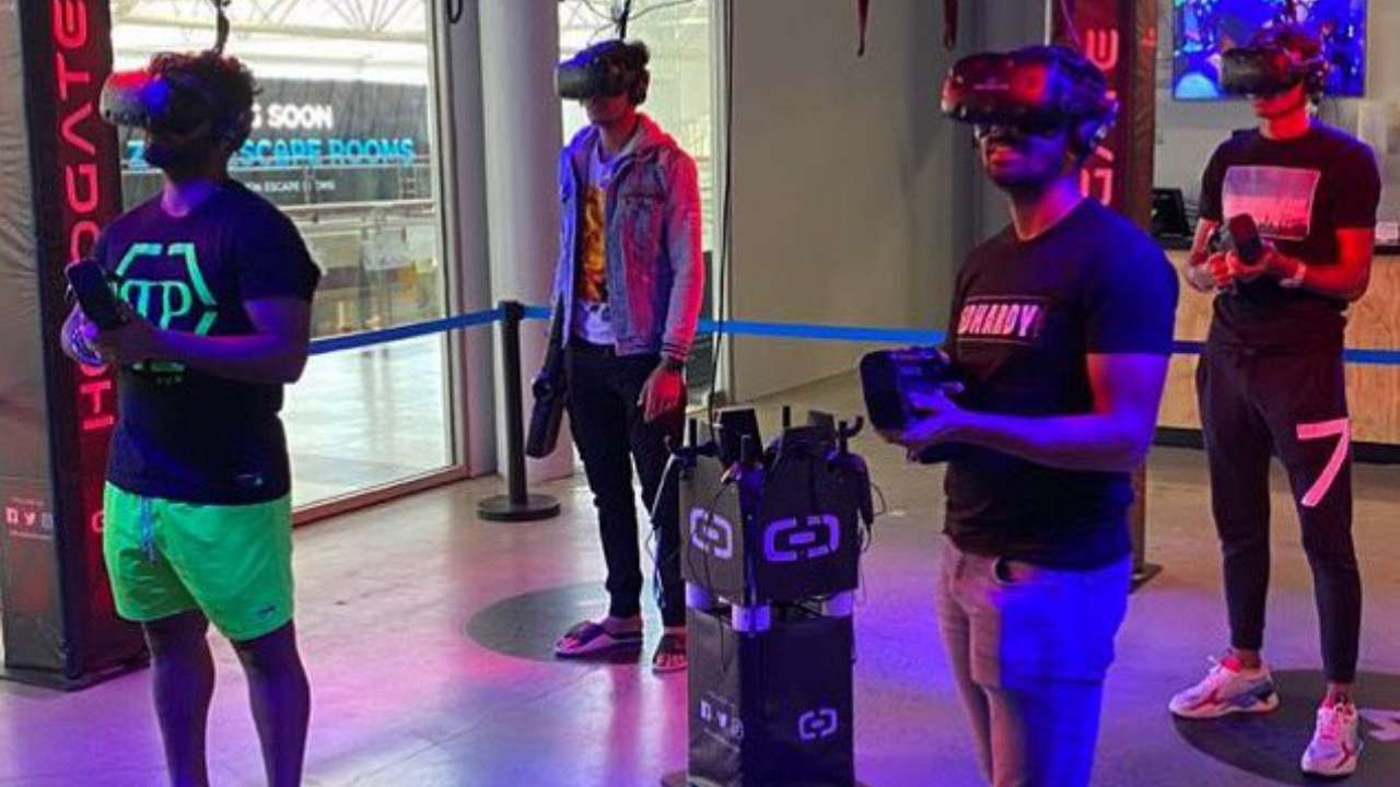 Indian cricket team members enjoy virtual reality game