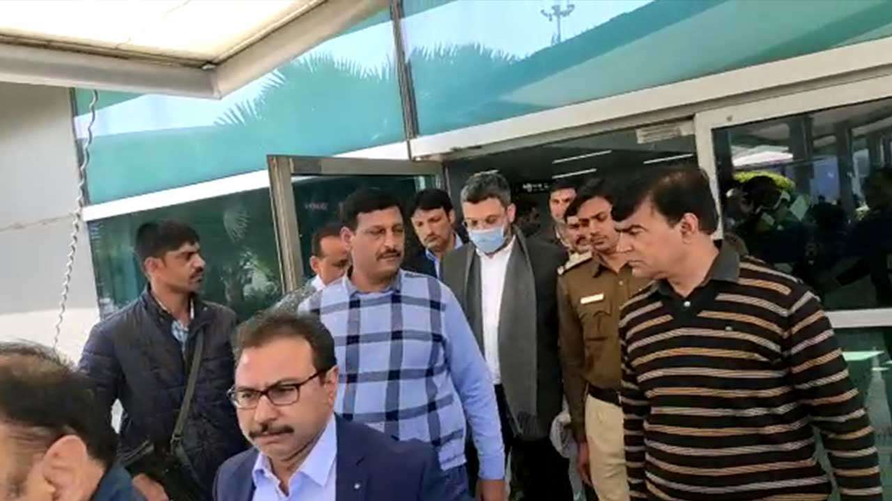 Wanted bookie Sanjeev Chawla (in mask) extradited from UK to India