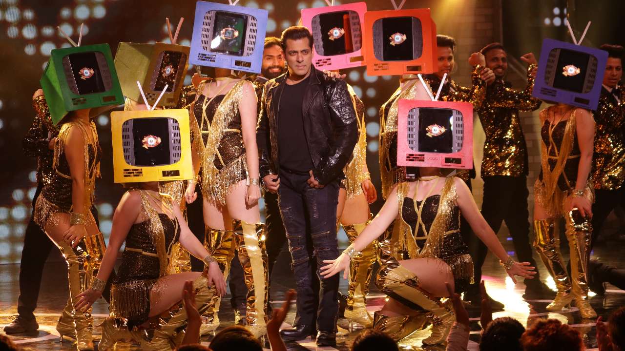 Salman Khan performs with top 6 - Sidharth Shukla, Asim Riaz, Shehnaz Gill, Arti Singh, Rashami Desai, Paras Chhabra