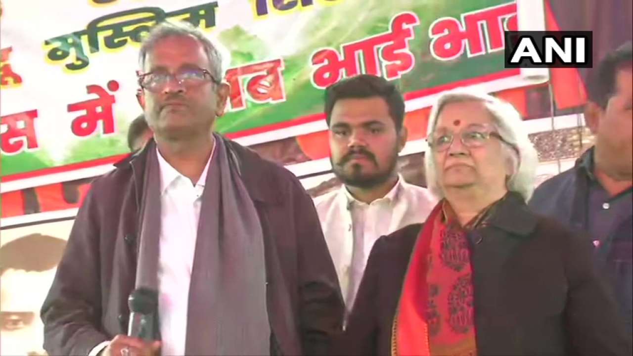 Supreme Court-appointed interlocutors  Sanjay Hegde and Sadhana Ramachandran speak to Shaheen Bagh protesters